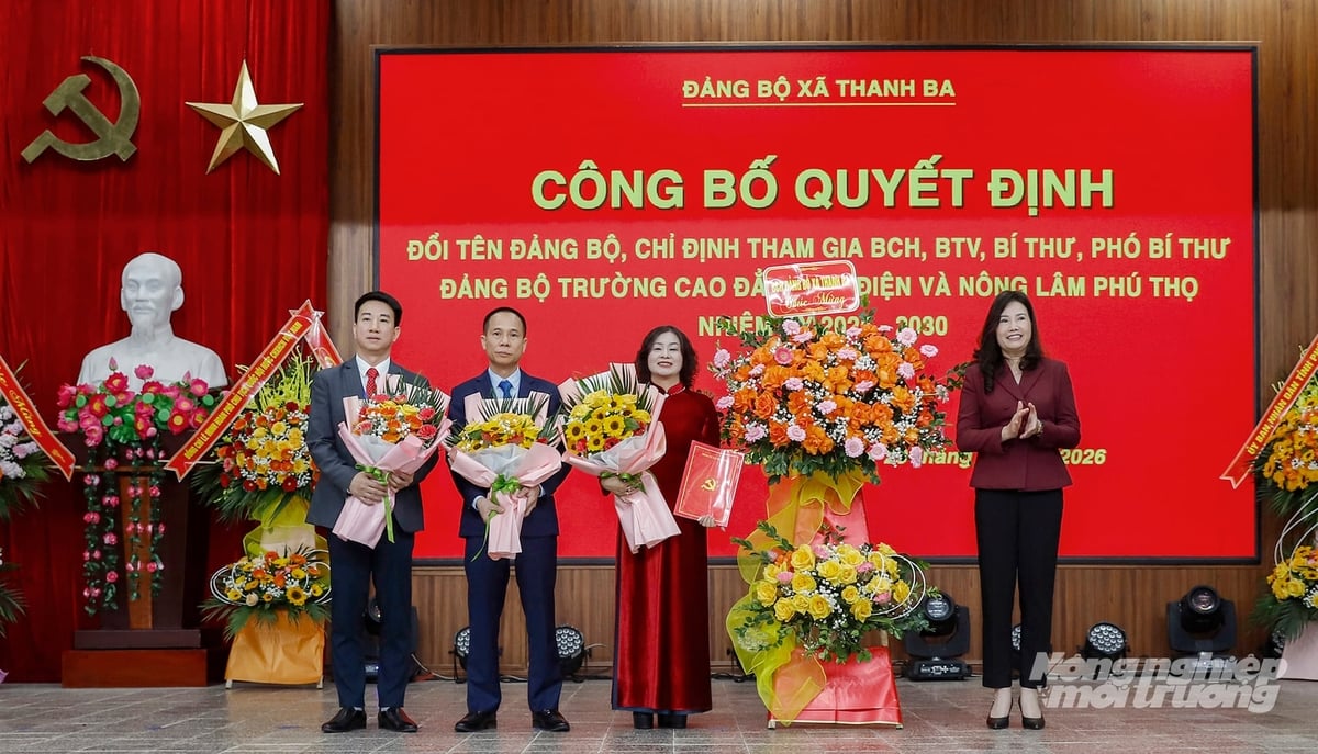 Bí thư Đảng ủy xã Thanh Ba Nguyễn Kim Chi tặng hoa chúc mừng lãnh đạo Trường Cao đẳng Cơ điện và Nông lâm Phú Thọ. Ảnh: Khương Trung.