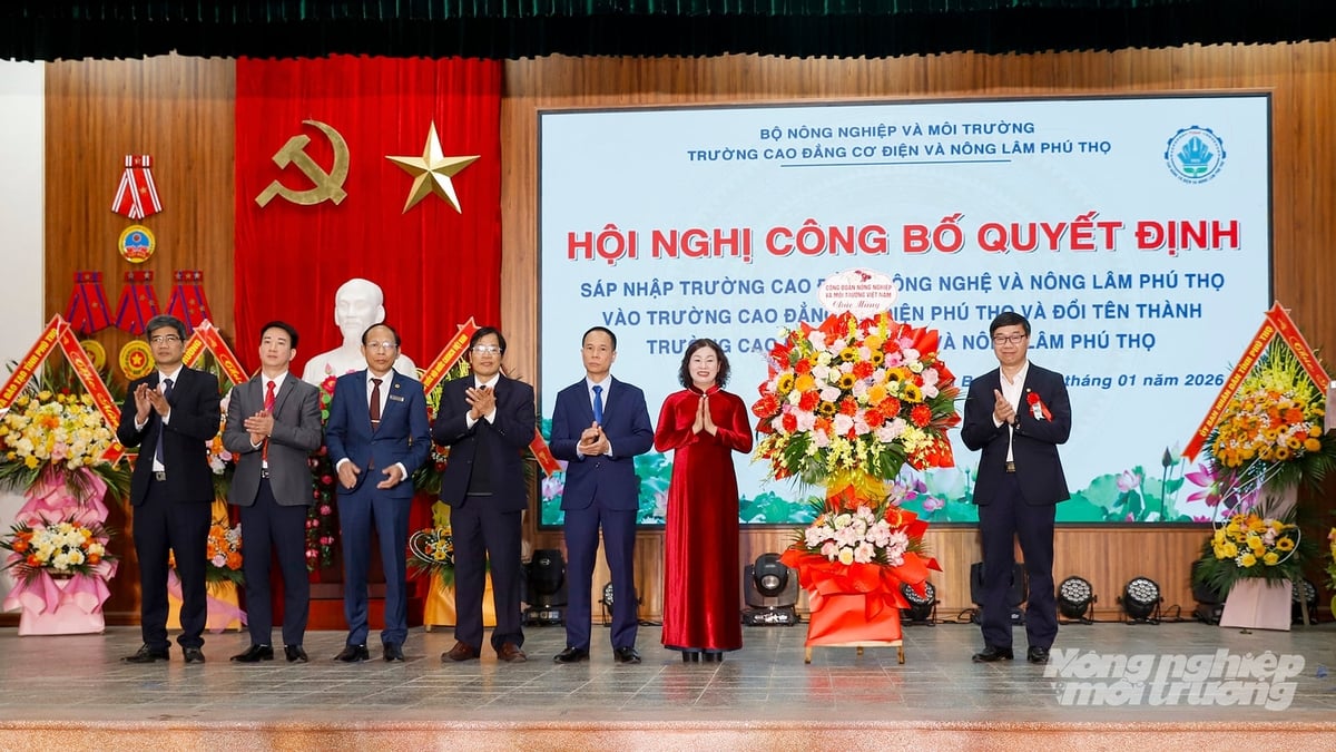 Ông Nguyễn Hà Xuyên, Chủ tịch Công đoàn Nông nghiệp và Môi trường Việt Nam tặng hoa chúc mừng lãnh đạo Trường Cao đẳng Cơ điện và Nông lâm Phú Thọ. Ảnh: Khương Trung.