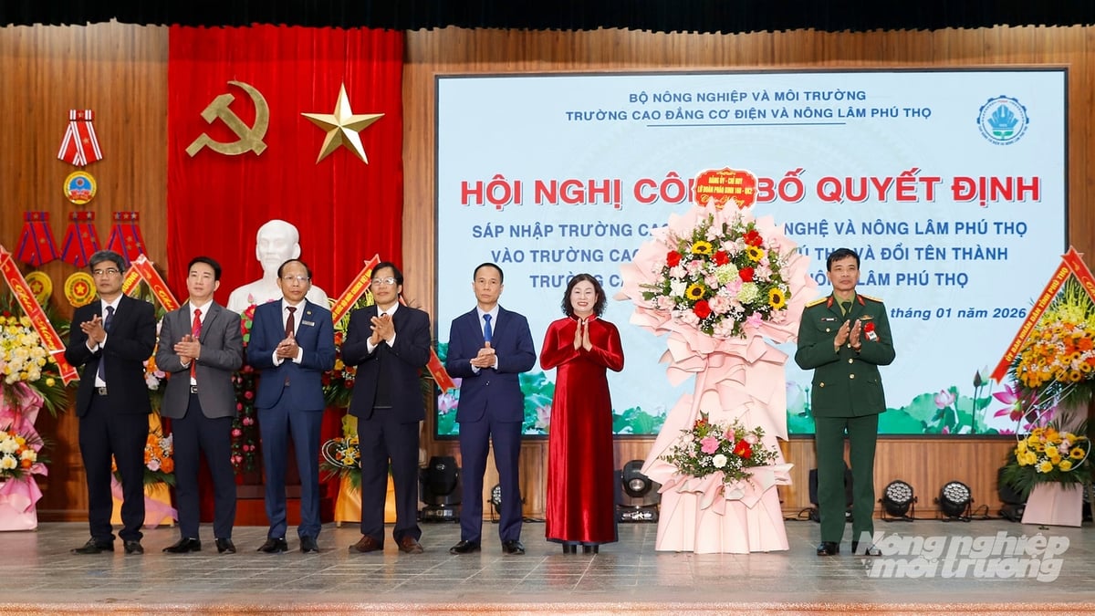 Lãnh đạo các đơn vị kết nghĩa của Trường Cao đẳng Cơ điện và Nông lâm Phú Thọ tặng hoa chúc mừng. Ảnh: Khương Trung.