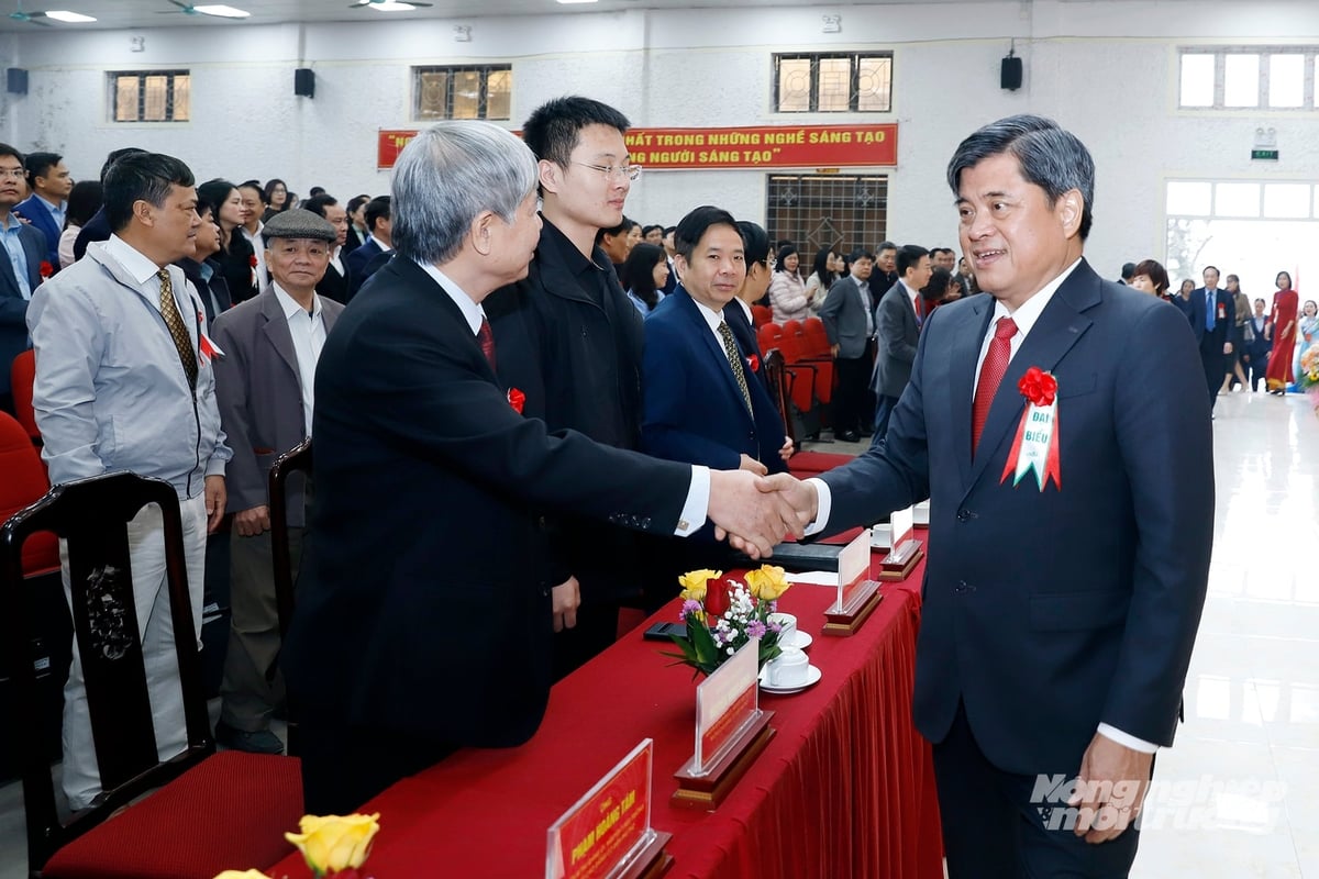 Thứ trưởng Trần Thanh Nam chúc mừng lãnh đạo nhà trường. Ảnh: Khương Trung.