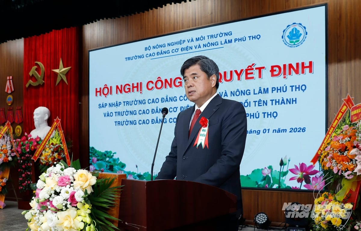 Thứ trưởng Trần Thanh Nam gửi lời chúc mừng tới toàn thể cán bộ, viên chức, người lao động cùng học sinh, sinh viên của nhà trường; đồng thời ghi nhận và đánh giá cao những kết quả, thành tích mà hai cơ sở đào tạo đã đạt được trong hơn 50 năm xây dựng và phát triển. Ảnh: Khương Trung.