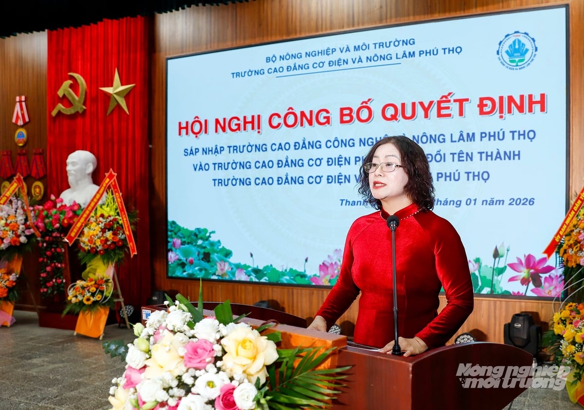 Bà Trần Thị Thúy Lan, Bí thư Đảng ủy, Hiệu trưởng Trường Cao đẳng Cơ điện và Nông lâm Phú Thọ nhấn mạnh, việc sắp xếp, tổ chức lại các đơn vị sự nghiệp công lập là chủ trương lớn của Đảng và Nhà nước, thể hiện tầm nhìn chiến lược trong phát triển hệ thống giáo dục nghề nghiệp tinh gọn, hiệu quả, gắn với yêu cầu phát triển kinh tế-xã hội trong giai đoạn mới. Ảnh: Khương Trung.