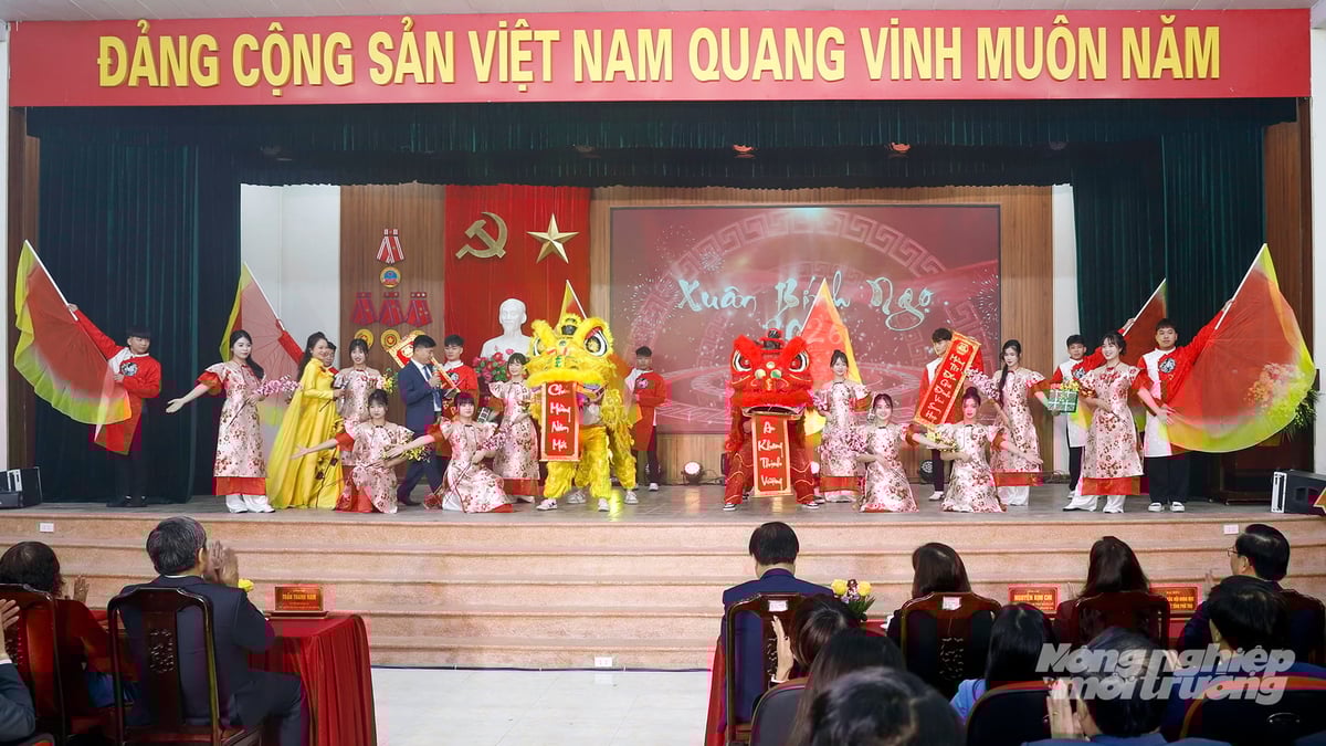 Tiết mục văn nghệ của các sinh viên Trường Cao đẳng Cơ điện và Nông lâm Phú Thọ. Ảnh: Khương Trung.