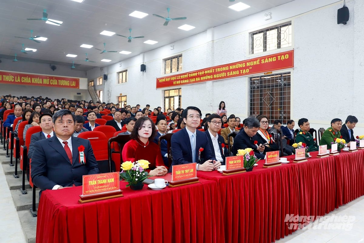 Lãnh đạo Bộ Nông nghiệp và Môi trường tham dự lễ tại Trường Cao đẳng Cơ điện và Nông lâm Phú Thọ. Ảnh: Khương Trung.