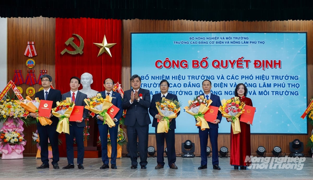 Thứ trưởng Trần Thanh Nam trao quyết định bổ nhiệm của Bộ trưởng Bộ Nông nghiệp và Môi trường cho các lãnh đạo Trường Cao đẳng Cơ điện và Nông lâm Phú Thọ. Ảnh: Khương Trung.