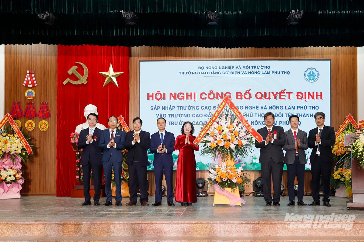 Thứ trưởng Trần Thanh Nam tặng hoa chúc mừng Trường Cao đẳng Cơ điện và Nông lâm Phú Thọ. Ảnh: Khương Trung.