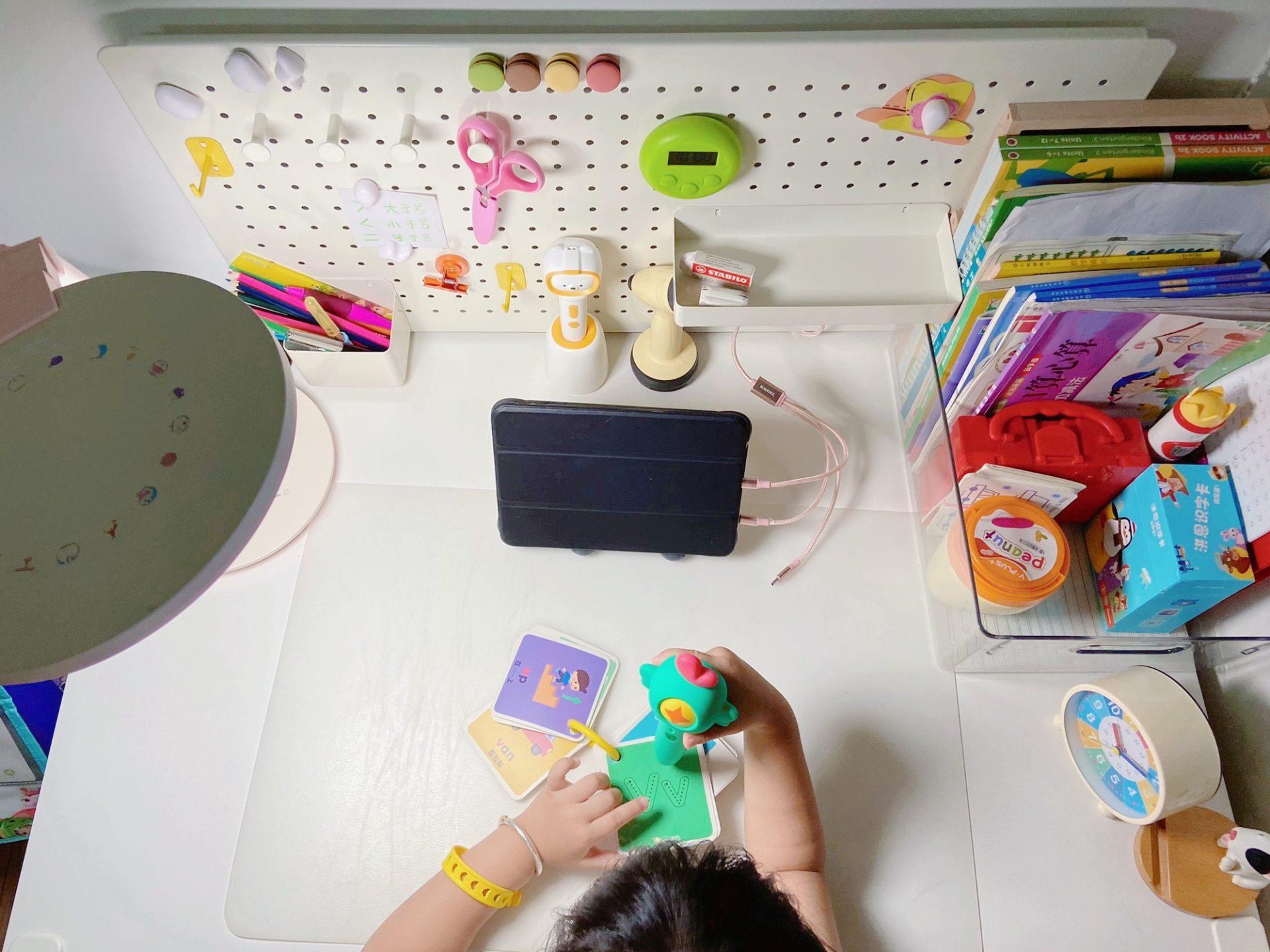 Decor góc học tập cho bé với bảng lỗ giúp không gian gọn gàng hơn (Nguồn: Sưu tầm)