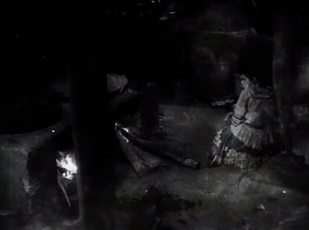 Mị lầm lũi nơi góc bếp