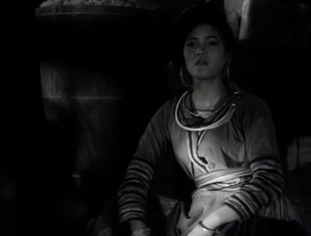 Mị lầm lũi nơi góc bếp