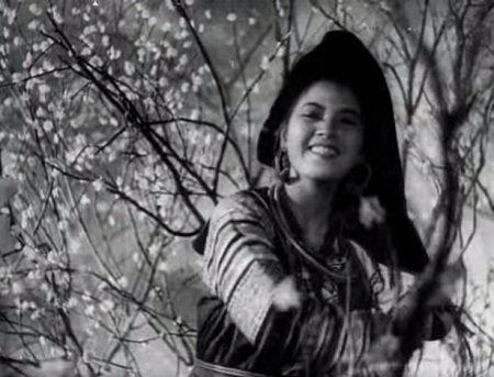 Mị lầm lũi nơi góc bếp