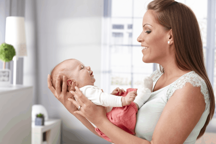 Cách bế trẻ sơ sinh kiểu mặt đối mặt