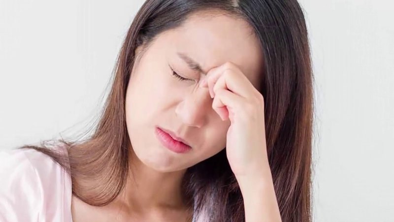 Thoa nhẹ tinh dầu bạc hà xung quanh đầu và thái dương có tác dụng trị đau đầu