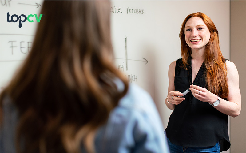 Giáo viên đang dạy tiếng Anh là đối tượng cần học chứng chỉ Tesol