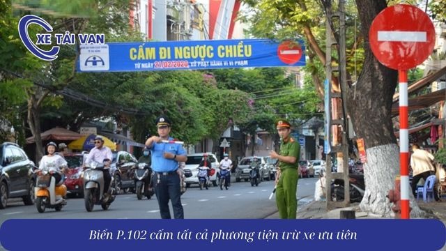 Biển P.102 cấm tất cả các phương tiện đi vào theo chiều đặt biển trừ xe ưu tiên