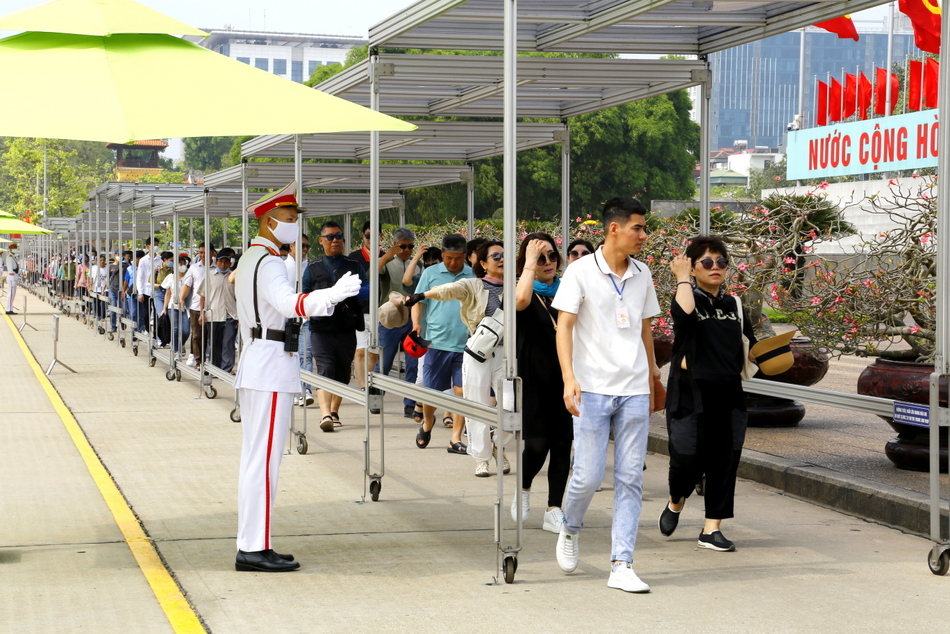 Đông đảo người dân mọi miền về thăm lăng Bác