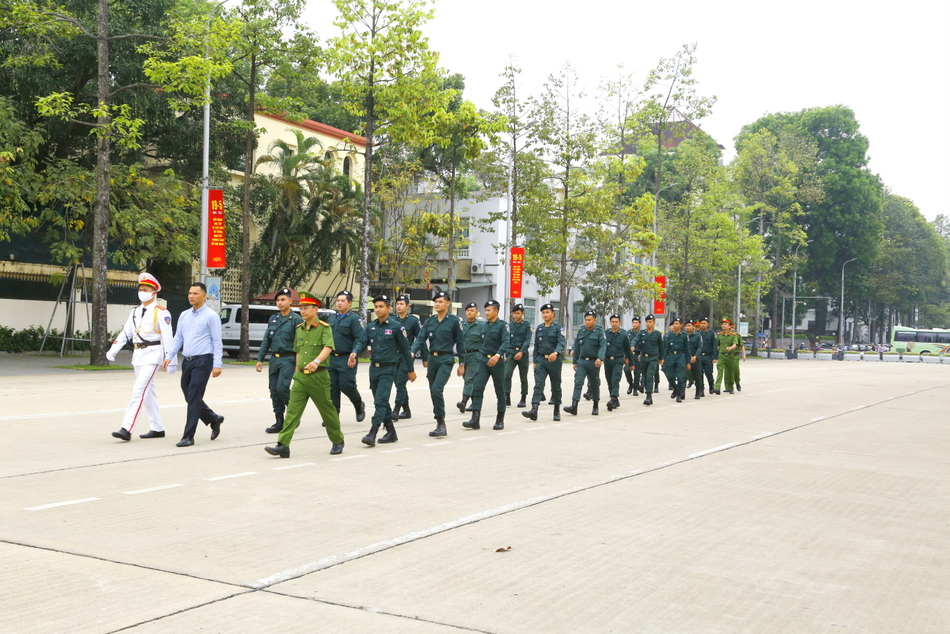 Đông đảo người dân mọi miền về thăm lăng Bác