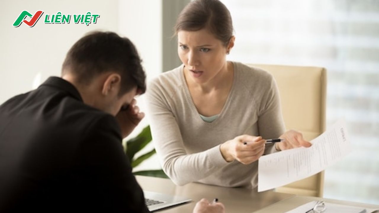 Cách chức là không được giữ vị trí quản lý hiện tại ngay cả khi chưa hết nhiệm kỳ