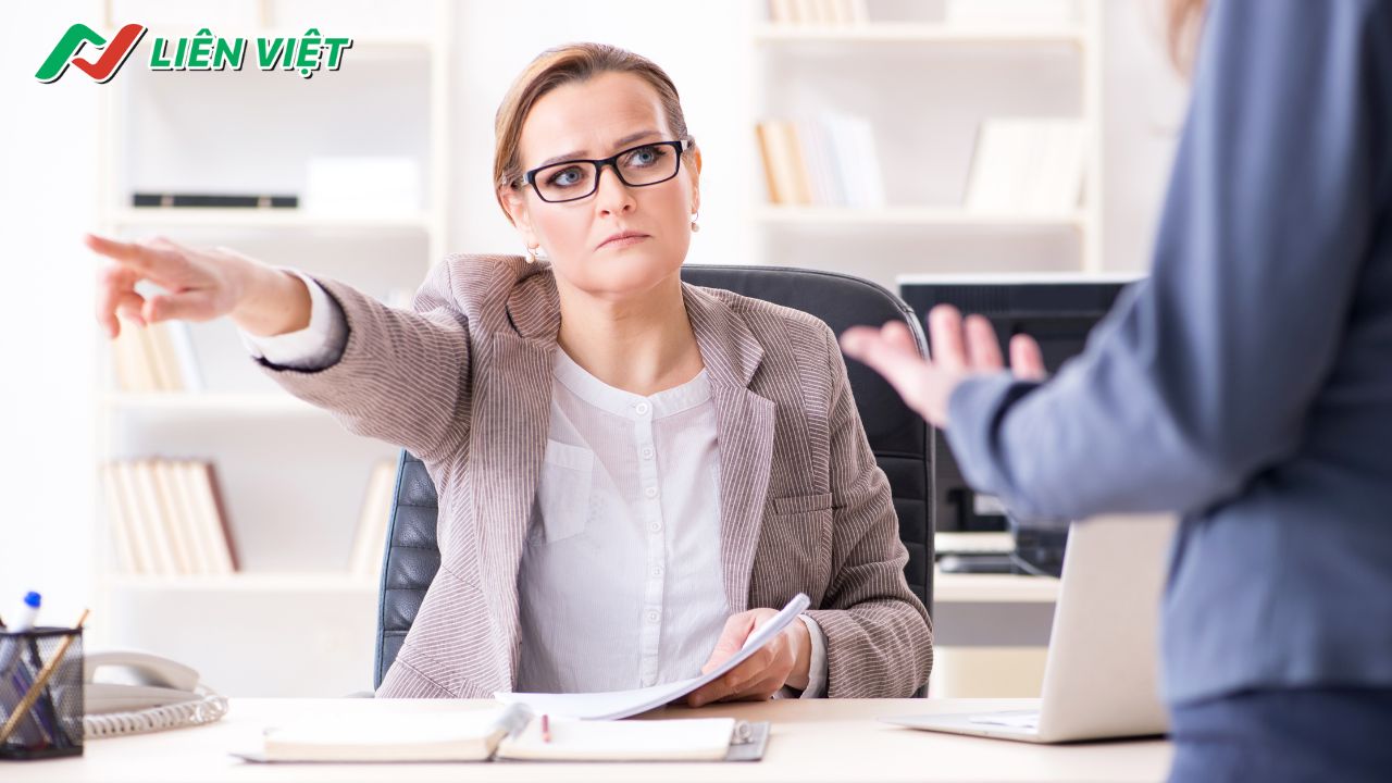 Giáng chức là bị cấp trên hạ xuống một chức vụ thấp hơn chức vụ hiện tại