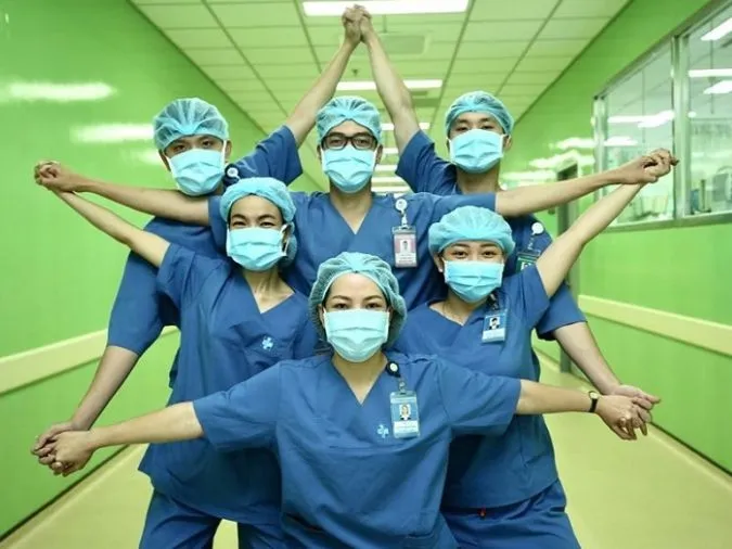 ‘Bầu ơi thương lấy bí cùng, tuy rằng khác giống nhưng chung một giàn’ nghĩa là gì? 3