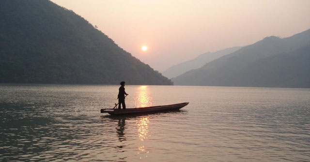 Phân tích thứ vàng mười trong Người lái đò sông Đà