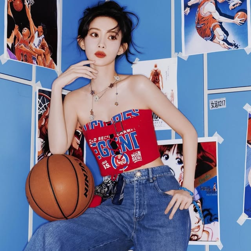 Mạnh Tử Nghĩa mặc áo ống màu đỏ, cầm bóng rổ.