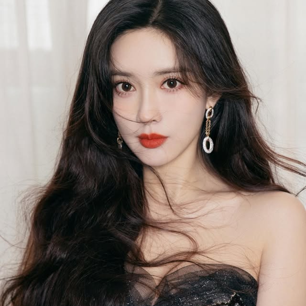 Mạnh Tử Nghĩa mặc áo cúp ngực đen chụp chân dung.