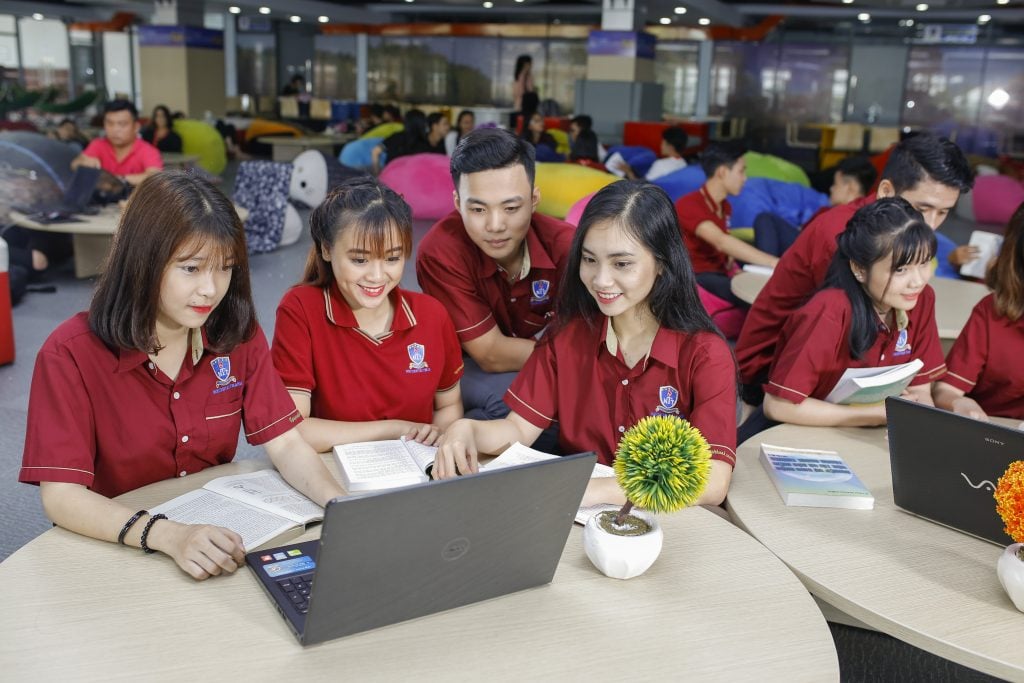 dang-ky-truc-tuyen-Con gái có nên học ngành Thương mại điện tử