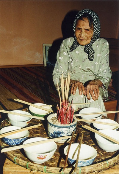 Tấm ảnh “Mẹ tiễn con lên đường tập kết” được lưu giữ trong album ảnh của gia đình Thiếu tướng Huỳnh Đắc Hương (Quảng Nam). Ảnh: Võ Văn Trường.