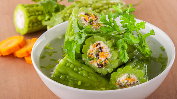 Món gà luộc vàng mềm óng ả sẽ mang đến một khởi đầu thuận lợi, vạn phúc.