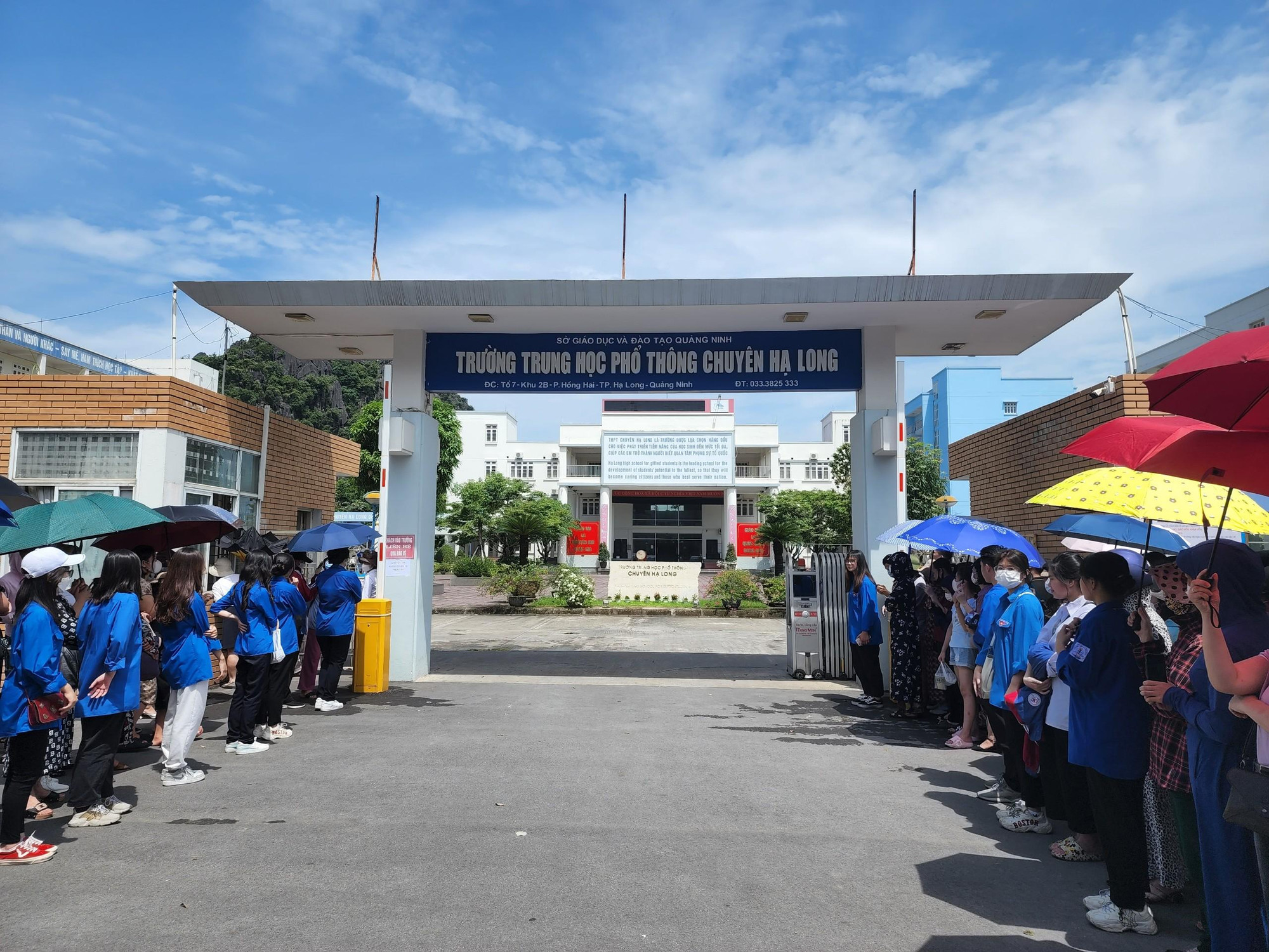 Điểm thi Trường Trung học phổ thông Chuyên Hạ Long vào sáng ngày 3/6 (Ảnh: Phạm Linh)