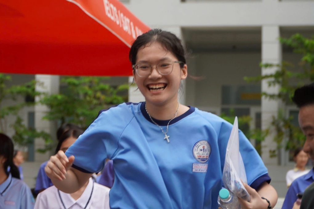 Đề thi và đáp án môn toán thi vào lớp 10 TPHCM 2025 cập nhật nhanh nhất - 6