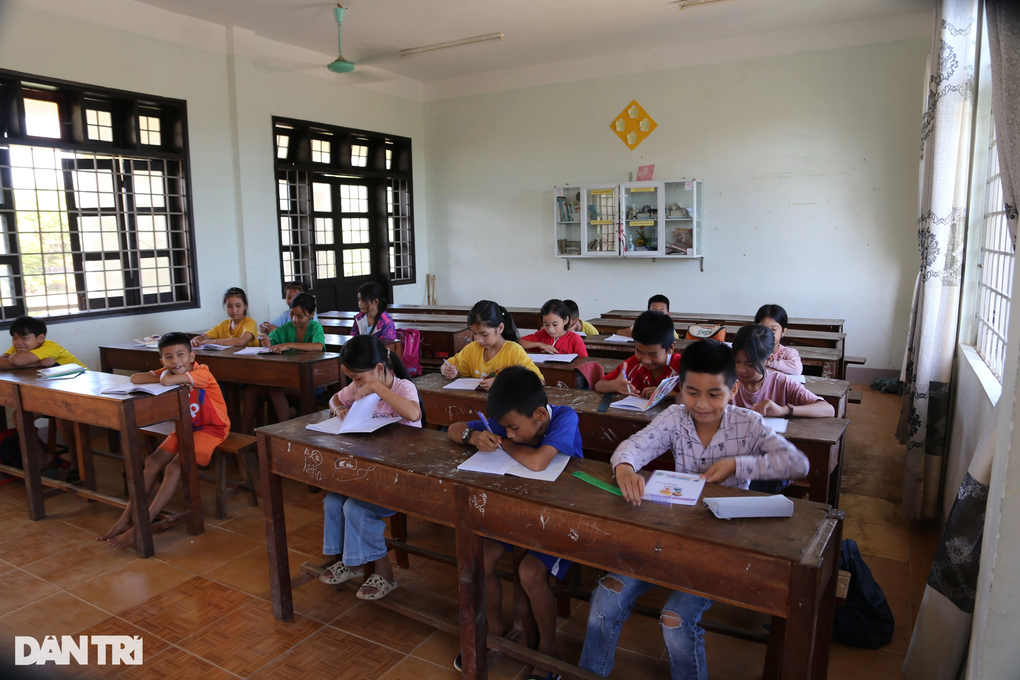 Thầy cô viết đơn xin tình nguyện về với học sinh vùng khó - 2