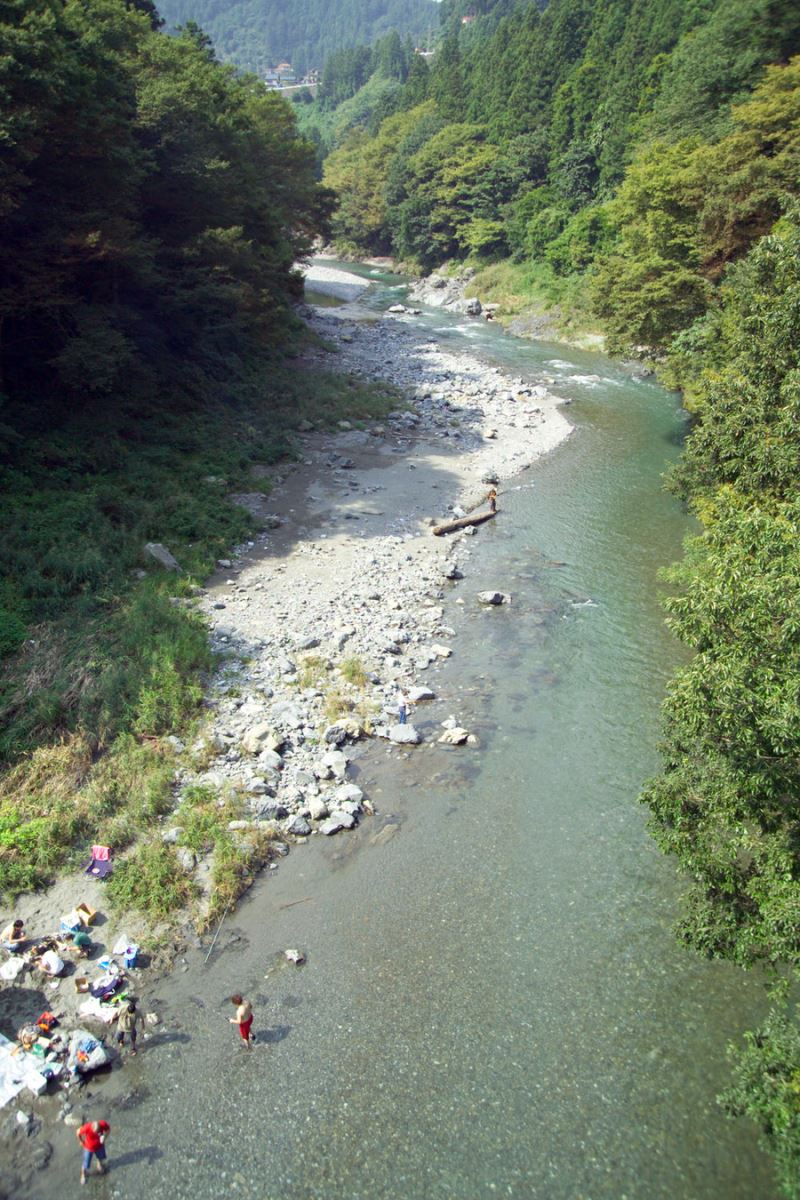 Sông ngòi Nhật Bản có đặc điểm nào sau đây?