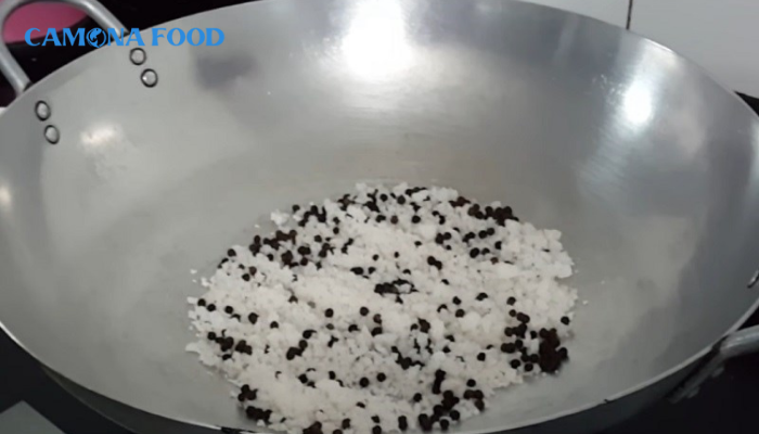 Tiến hành rang muối và tiêu