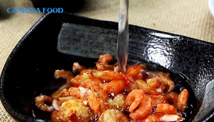 Rửa sạch tôm trước khi chế biến