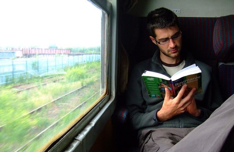 Đọc sách/ xem điện thoại khi đang di chuyển