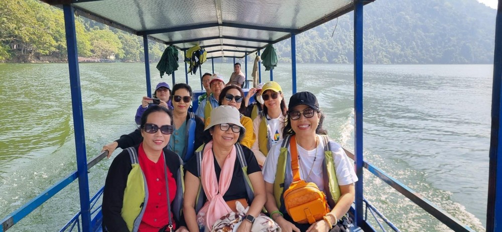 Du khách đi thuyền chiêm ngưỡng cảnh Hồ Ba Bể.