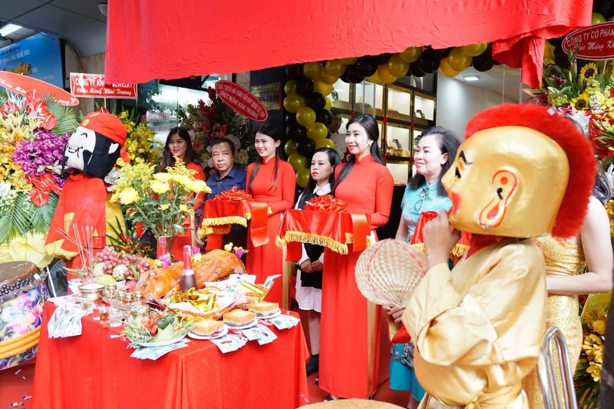 Lễ cúng khai trương long trọng tại công ty