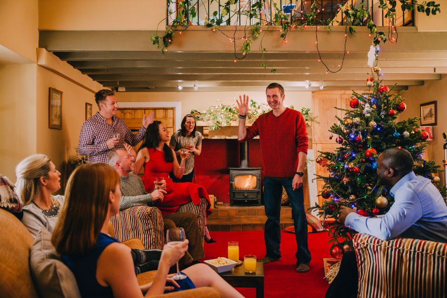 Các câu đố, câu hỏi về Giáng Sinh dành cho người lớn thử thách nhau vào bữa tiệc Giáng Sinh.