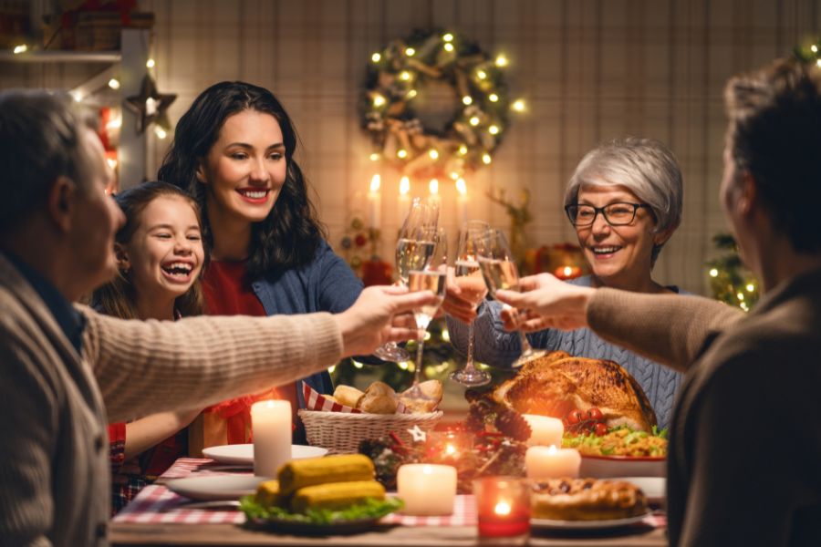 Hãy cùng gia đình nhâm nhi bữa ăn vừa đố nhau những câu hỏi về Giáng Sinh.