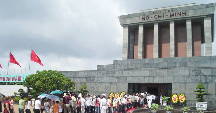 Cảm nhận khổ thơ 2 và 3 bài thơ Viếng lăng Bác