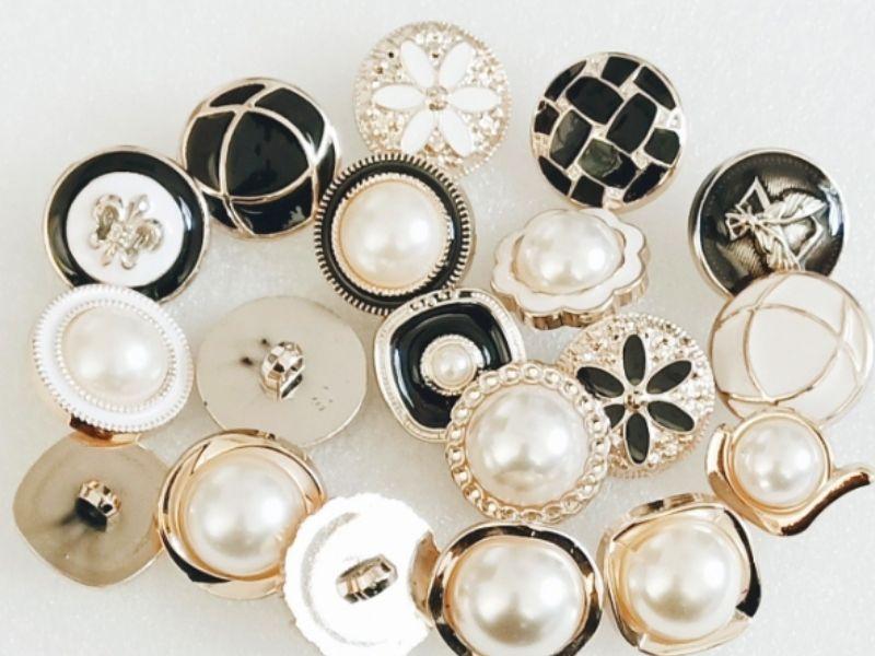 Những chiếc váy in họa tiết tranh Đông Hồ dễ dàng thu hút sự chú ý của giới trẻ