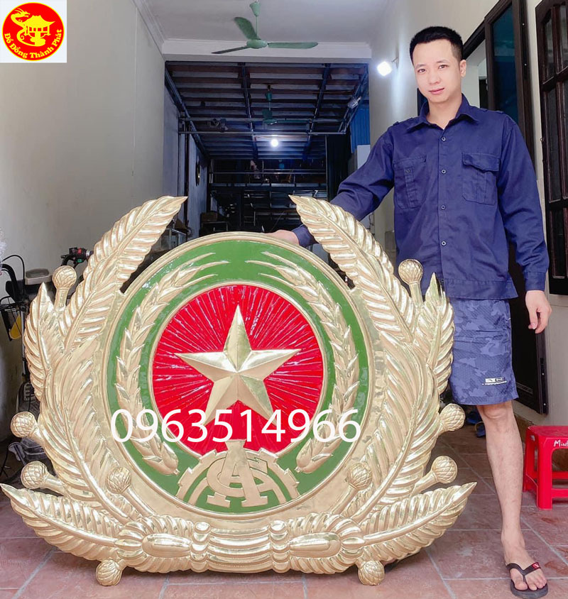 lắp đặt huy hiệu bằng đồng cho bộ công an