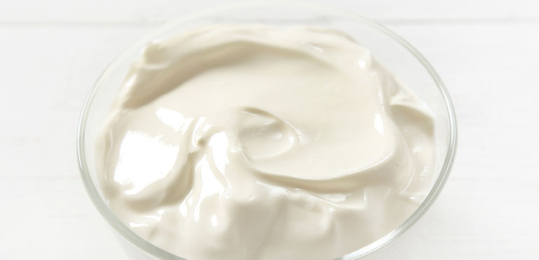 A bowl of sour cream.