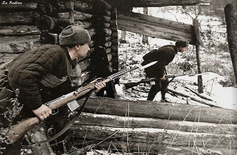 Do đó các mẫu súng trường sử dụng đạn 7.62x54mm không phát huy hết được hiệu quả của mình, bản thân chúng cũng có trọng lượng lẫn kích thước quá lớn để có thể giúp binh sĩ cơ động hơn trên chiến trường nhất là trong môi trường chật hẹp. Trước súng trường CKC, Sergei Simonov cũng sở hữu hai thiết kế nổi tiếng khác là SVT-40 và AVS-36 nhưng chúng đều sử dụng đạn 7.62x54mm. Nguồn ảnh: Pinterest.