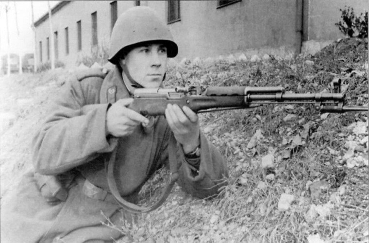 Nguyên mẫu CKC đầu tiên được đưa vào sản xuất hàng loạt là CKC-45 trong giai đoạn cuối năm 1944 và đầu năm 1945, CKC tham gia CTTG 2 khá trễ khi cuộc chiến đã gần kết thúc. Trận đánh đầu tiên có sự tham gia của CKC là ở Mặt trận Belarus với số lượng được trang bị khá nhỏ nhưng chúng lại nhận được đánh giá tích cực từ các binh sĩ sử dụng hướng tới việc đưa vào trang bị hàng loạt. Nguồn ảnh: Tumblr.