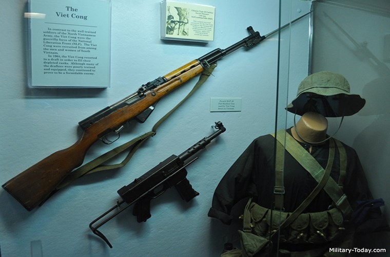 Nhưng mãi đến năm 1949, bốn năm sau chiến tranh, súng trường bán tự động CKC mới được đưa vào trang bị chính thức. Tuy nhiên nó chỉ đóng vai trò là bước đệm cho một dòng súng mới khác của Liên Xô đó chính là súng trường tấn công AK-47 do Mikhail Kalashnikov chế tạo. Quá trình sản xuất CKC cũng chỉ ở mức cầm chừng và nó không thực sự được trang bị rộng rãi như AK-47 trong khoảng thời gian sau đó. Nguồn ảnh: military-today.