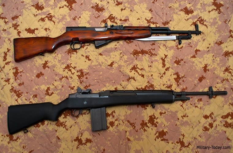 So với các mẫu súng hiện đại, CKC có những nét đặc trưng của một khẩu súng trường tấn công hiện đại nhưng lại có hình hài của một mẫu súng trường cơ bản trong CTTG 2. Với việc thân súng được làm hầu hết bằng gỗ đã một phần nào đó nói lên điều này mặc dù CKC có những cải tiến đáng kể so với những người tiền nhiệm của mình. Nguồn ảnh: military-today.
