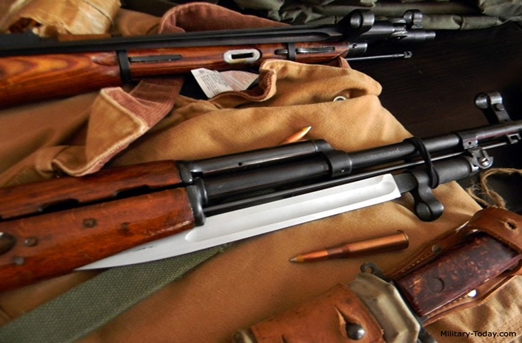 Bên cạnh đó, súng CKC cũng được trang bị sẵn một lưỡi lê gắn cố định trên súng thiết kế này vốn suốt hiện ở các mẫu súng trường trong CTTG 2 và vẫn được giữ nguyên cho đến thời của CKC. Nguồn ảnh: military-today.