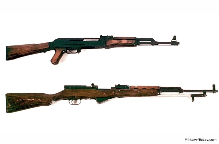 Súng trường CKC là cách gọi chủ yếu của Việt Nam dựa theo tên viết tắt từ ngôn ngữ tiếng Nga Самозарядный карабин системы Симонова - nghĩa là súng trường nạp đạn tự động cơ cấu Simonov. Các tài liệu tiếng Anh thì gọi nó là SKS khi phiên âm hệ chữ viết Kirin sang tiếng Anh - Samozaryadnyj Karabin Simonova. CKC cũng gắn liền với tên tuổi của AK-47 như một bộ đôi vũ khí huyền thoại gắn liền với hình ảnh Liên Xô trong suốt thời kỳ Chiến tranh Lạnh. Nguồn ảnh: military-today.